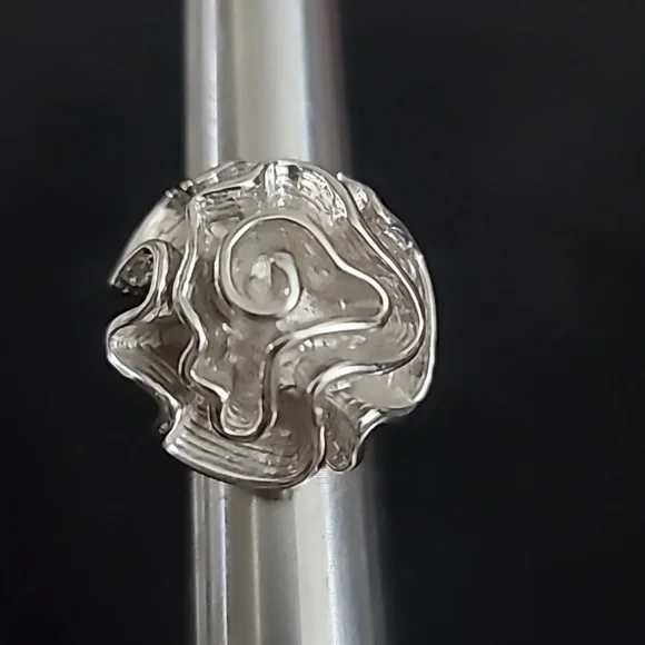 Large Gaudi FlowerCocktail Ring - Picture 5 of 7